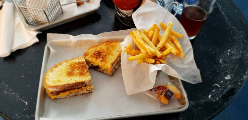 The Jolly Scholar | restaurant | 11111 Euclid Ave, Cleveland, OH 44106, USA | 2163680090 OR +1 216-368-0090