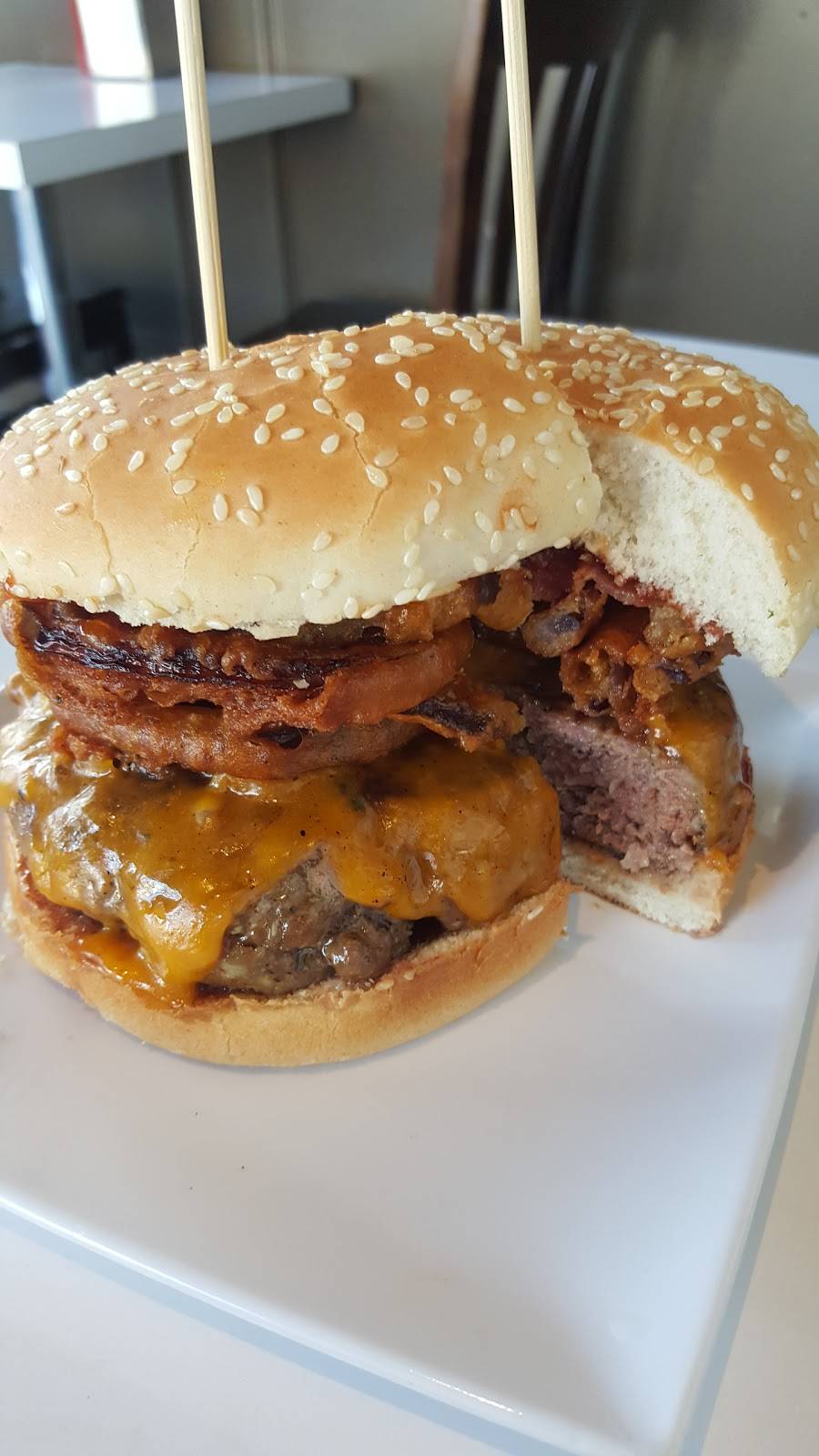 Delicious Big Ds Burgers inc | restaurant | 10722 Beverly Blvd SUITE V, Whittier, CA 90601, USA | 5626924000 OR +1 562-692-4000