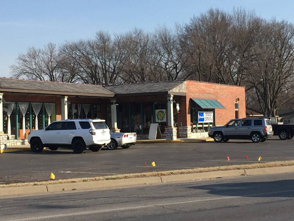 Crust Plus | restaurant | 6020 Blue Ridge Blvd, Raytown, MO 64133, USA | 8162667000 OR +1 816-266-7000