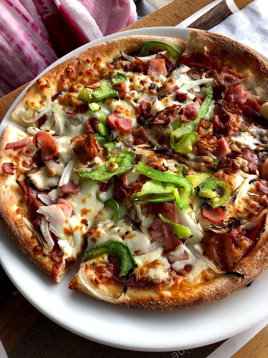 Mikes | restaurant | 10490 Rue Lajeunesse, Montréal, QC H3L 2E5, Canada | 5143850123 OR +1 514-385-0123