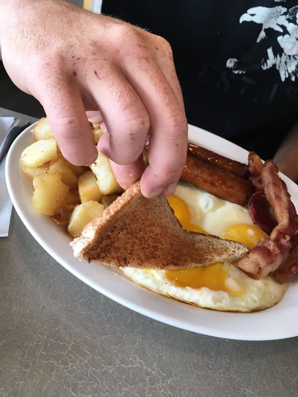 Harrys Restaurant | restaurant | 16 Base Line Rd W, London, ON N6J 1T4, Canada | 5194381360 OR +1 519-438-1360