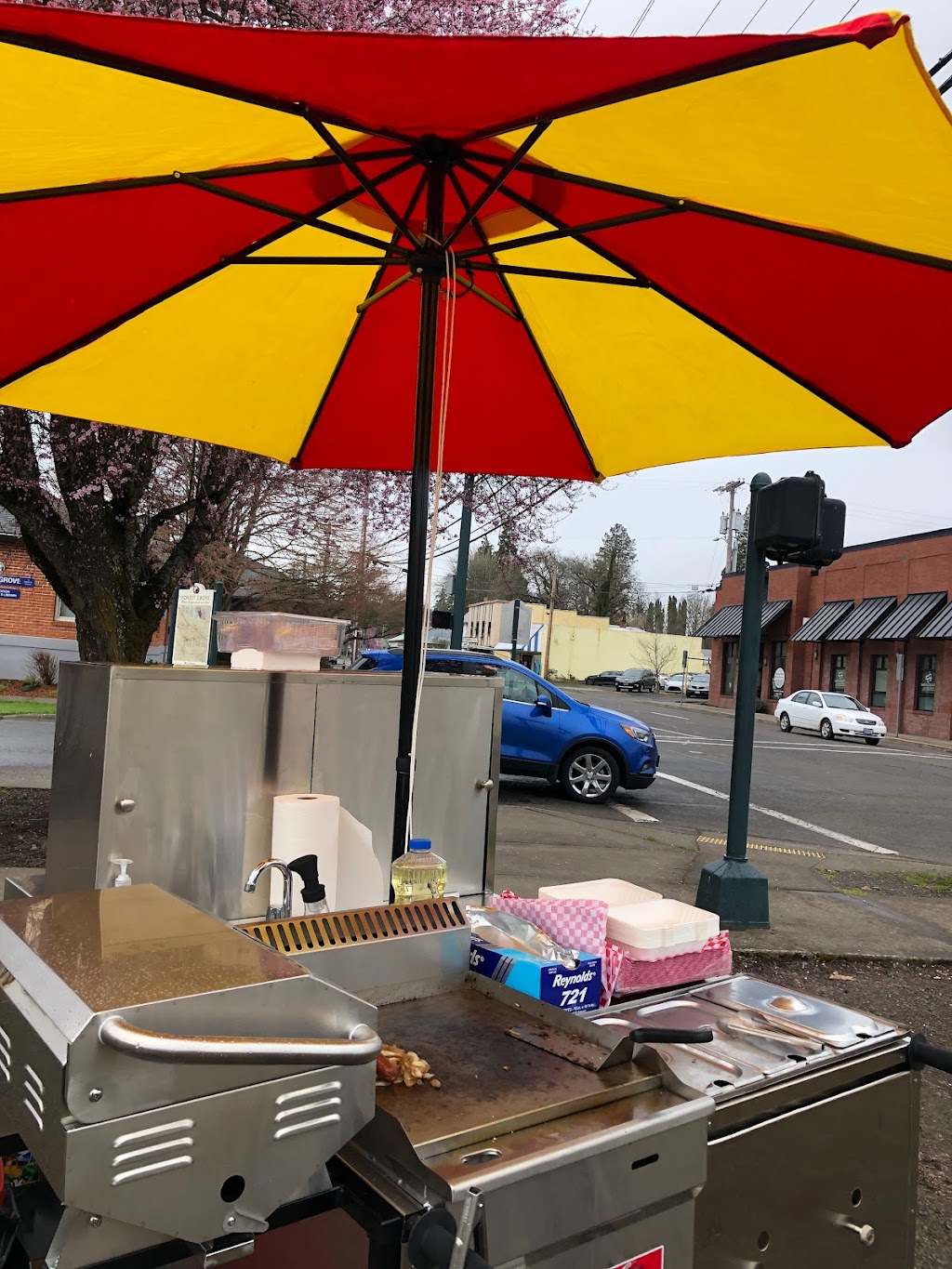 Frankos Hot Dogs | meal takeaway | 19th &, Main St, Forest Grove, OR 97116, USA | 9072405297 OR +1 907-240-5297