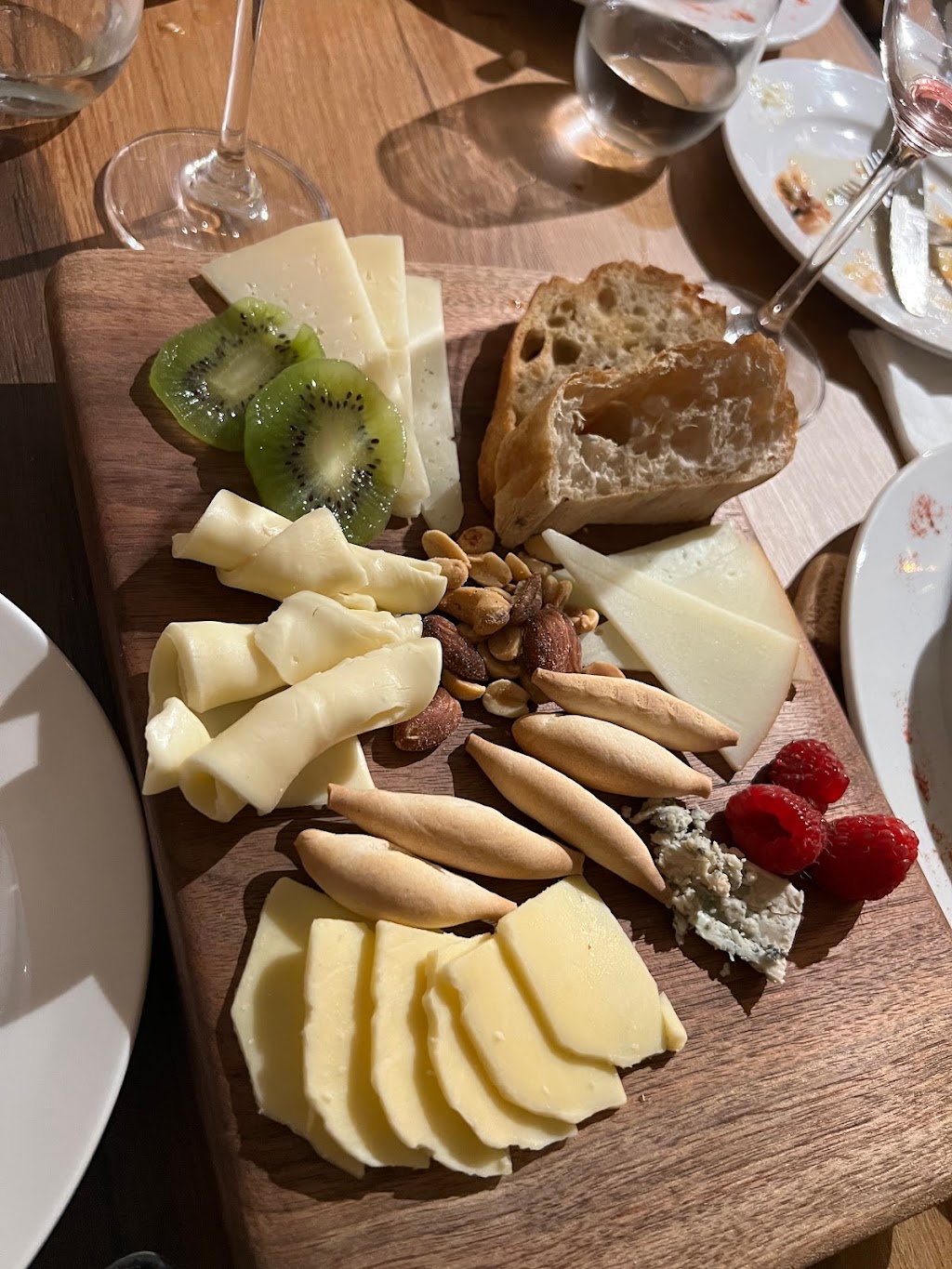 Importante Bodega Bar | restaurant | 3031 W Cary St, Richmond, VA 23221, USA | 8044472986 OR +1 804-447-2986