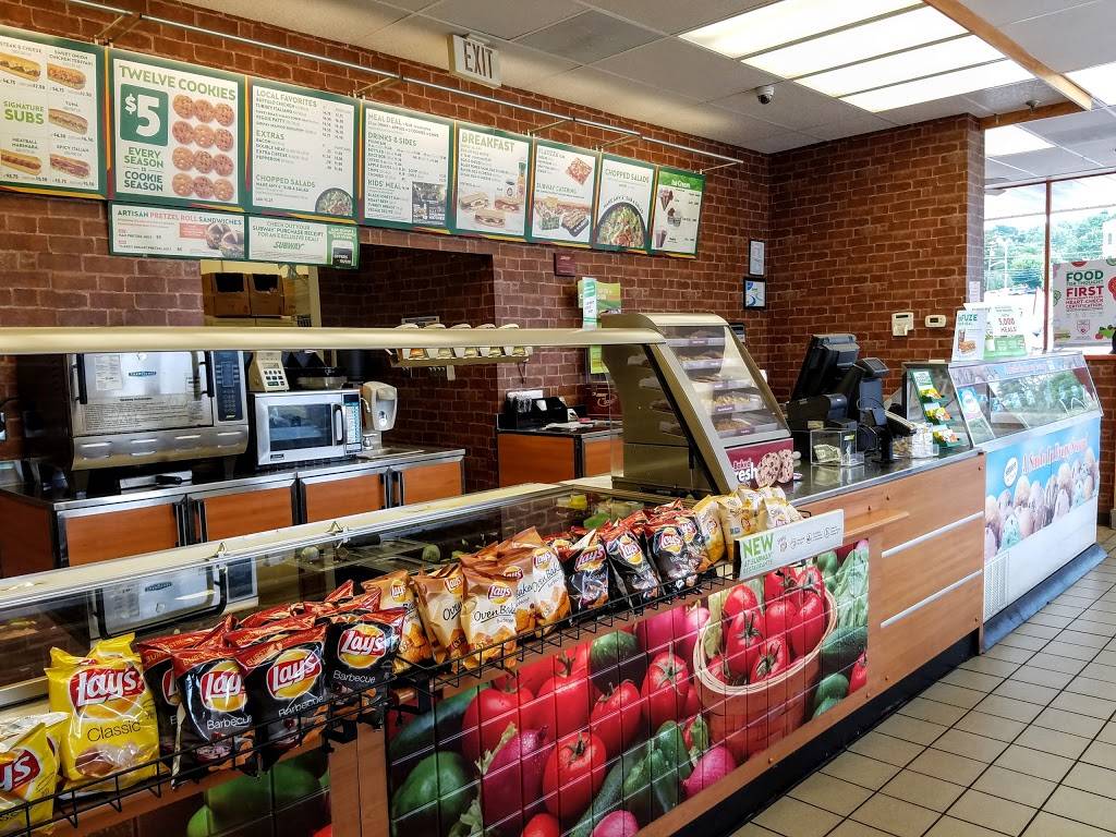 Subway | restaurant | 608 E Main St, Waynesboro, PA 17268, USA | 7177622292 OR +1 717-762-2292