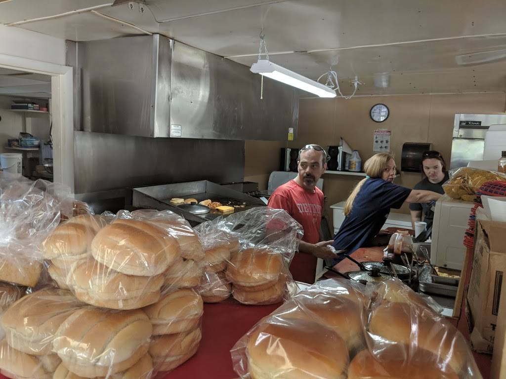 Big Rs Hogs & Dogs | restaurant | 1876 W Ludington Dr, Farwell, MI 48622, USA | 9895444066 OR +1 989-544-4066