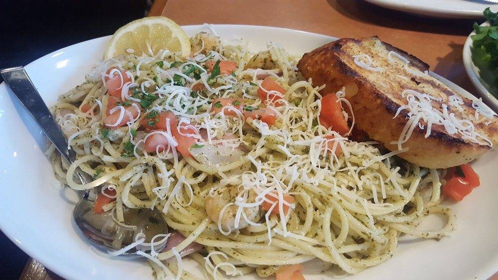 Boston Pizza | restaurant | 2915 Eglinton Ave W, Mississauga, ON L5M 6J3, Canada | 9055690517 OR +1 905-569-0517