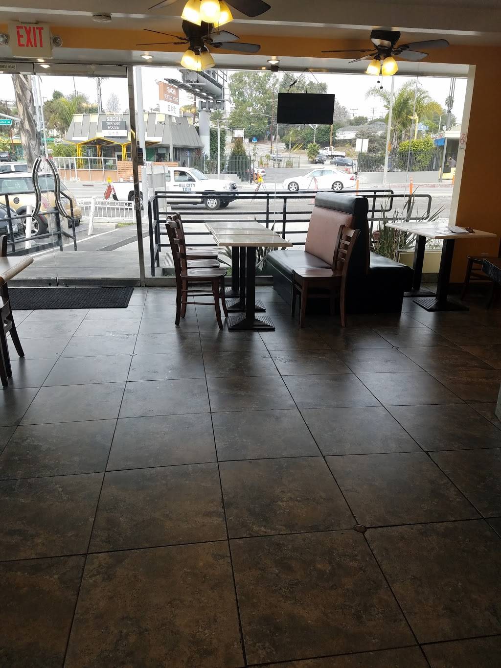 Halls Krispy Krunchy Chicken | restaurant | 4448 W Slauson Ave, Windsor Hills, CA 90043, USA | 3232905334 OR +1 323-290-5334