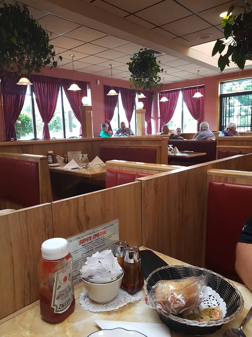 Restaurant Nobel 82 | restaurant | 252 Boulevard Saint-Jean-Baptiste, Châteauguay, QC J6K 3C2, Canada | 4506911462 OR +1 450-691-1462