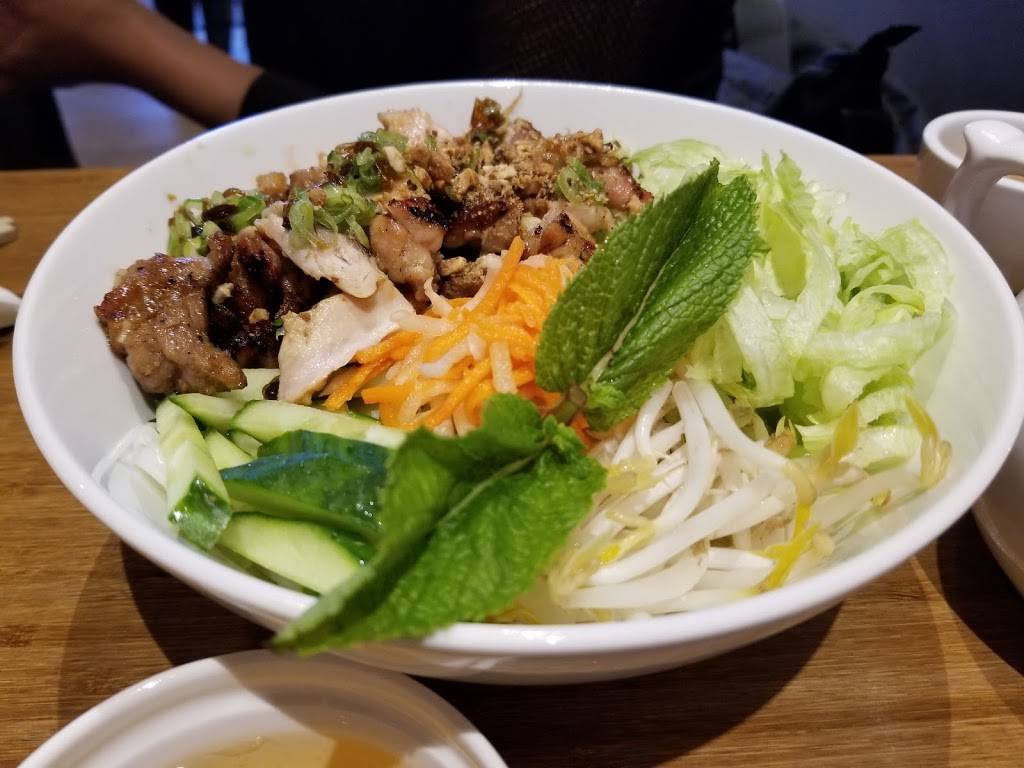 Pho Xin Chao | restaurant | 7057 Yonge St, Thornhill, ON L3T 2A6, Canada | 9058818826 OR +1 905-881-8826