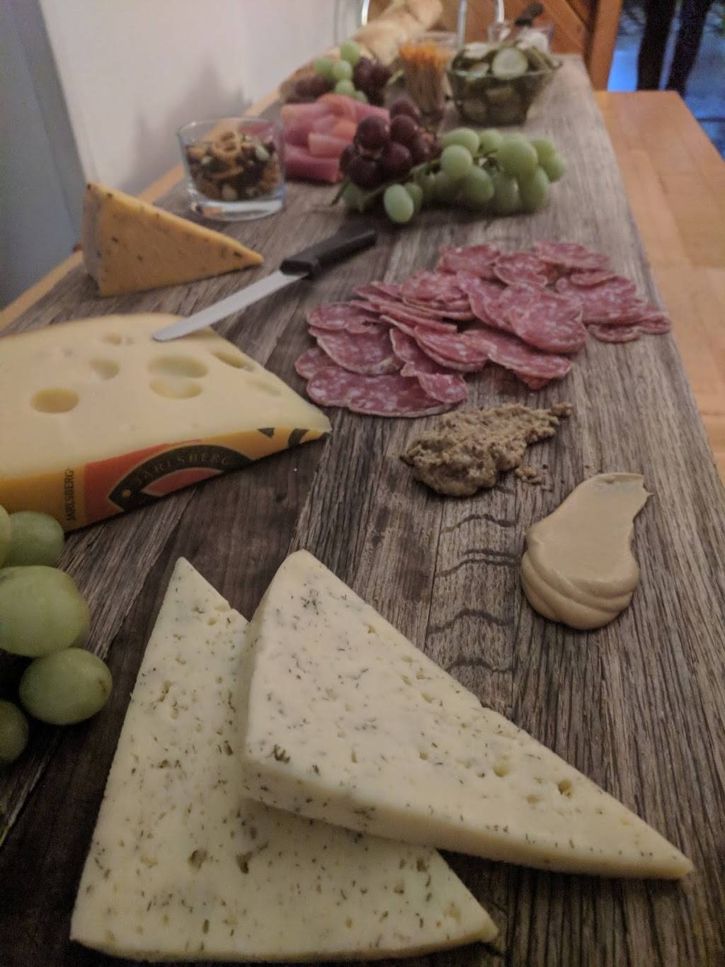 Downtown Wine and Cheese | restaurant | 113 N Main St, Gainesville, FL 32601, USA | 3522221348 OR +1 352-222-1348