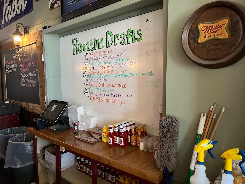 Savages Ale House | restaurant | 127 N High St, Muncie, IN 47305, USA | 7652829962 OR +1 765-282-9962