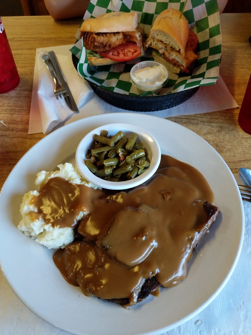 Jerrys Restaurant & Lounge | restaurant | 242 Barrett St, Grafton, WV 26354, USA | 3042652837 OR +1 304-265-2837