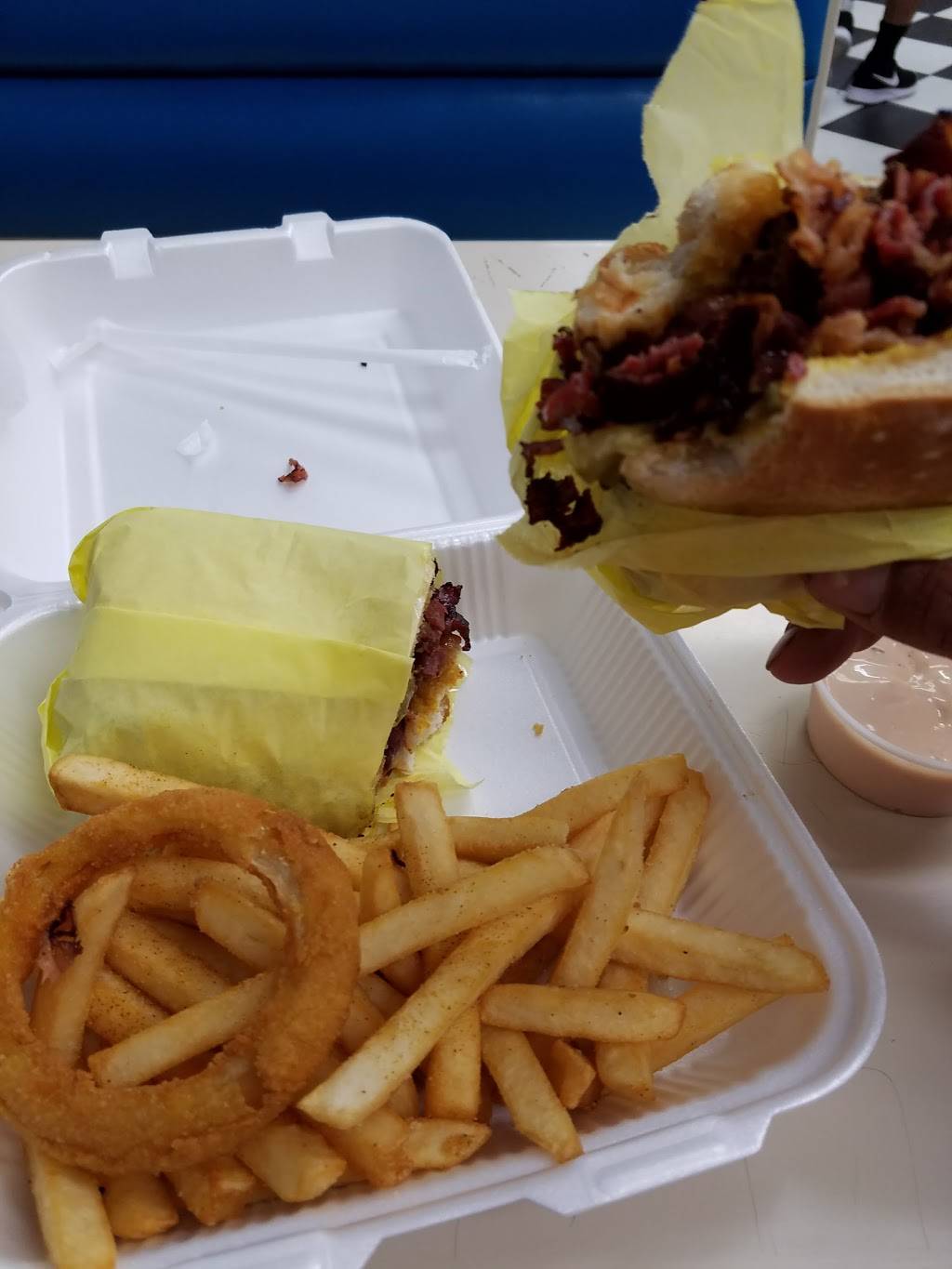 Tams Burgers | restaurant | 6620 S Central Ave, Los Angeles, CA 90001, USA | 3235858267 OR +1 323-585-8267