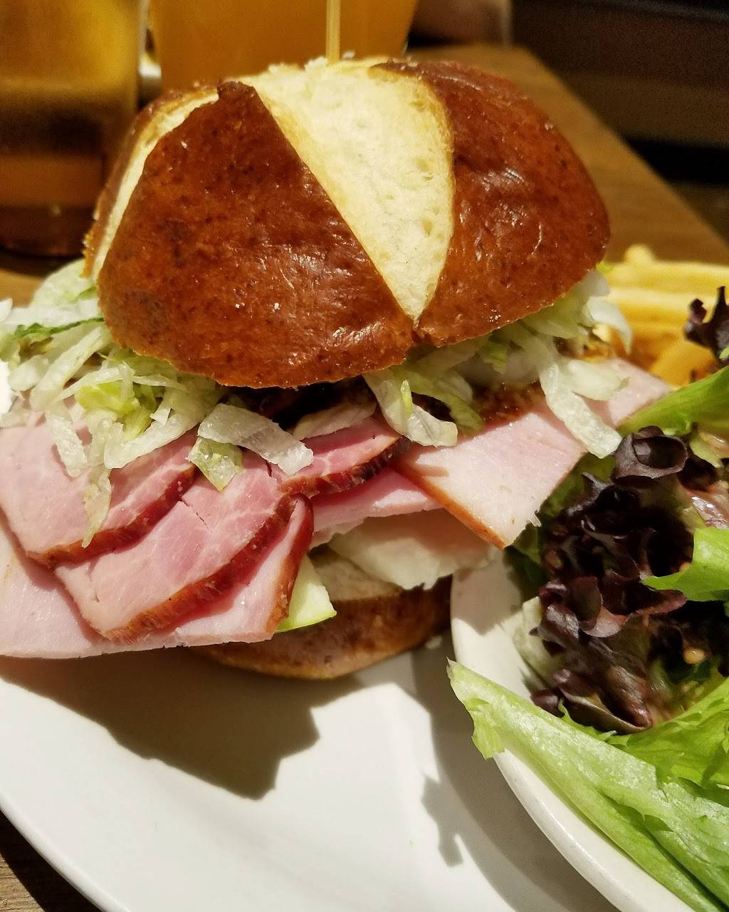 Jerrys | restaurant | 5419 N Clark St, Chicago, IL 60640, USA | 7737963777 OR +1 773-796-3777