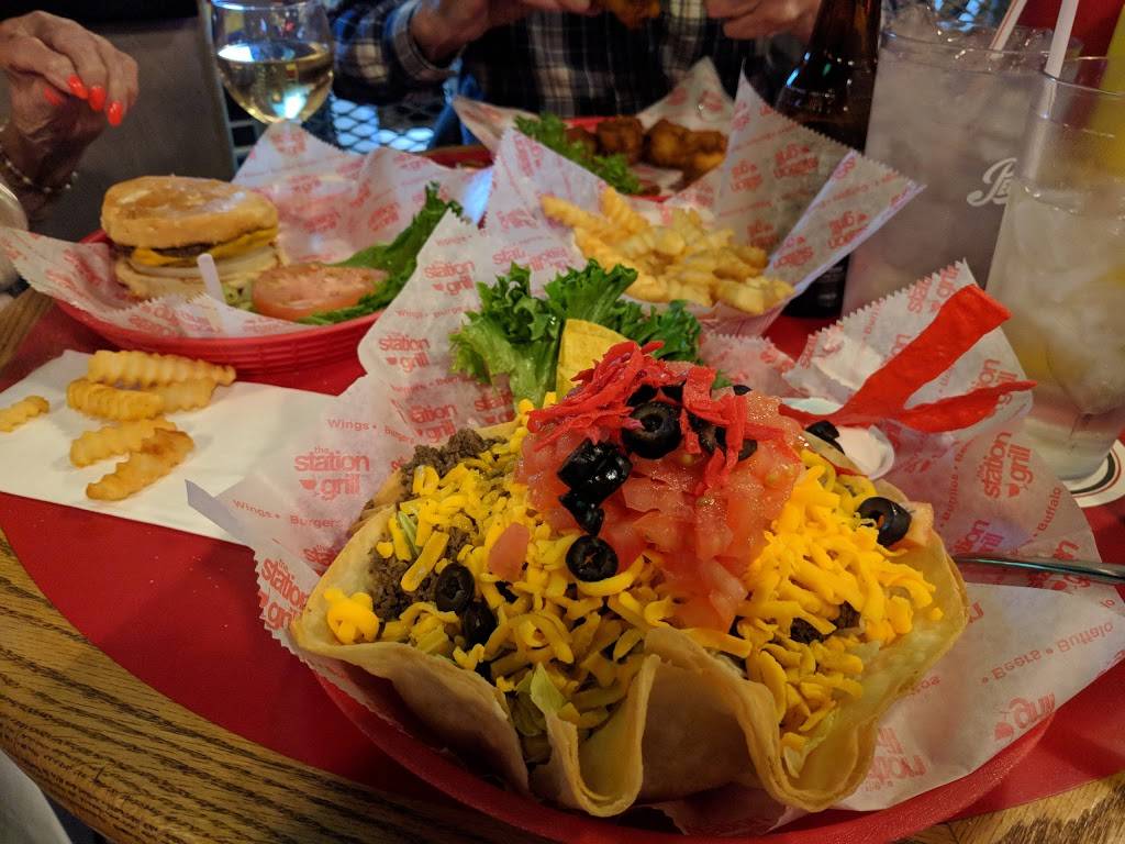 The Station Grill | restaurant | 910 W Broadway Ave, Muskegon, MI 49441, USA | 2317590633 OR +1 231-759-0633