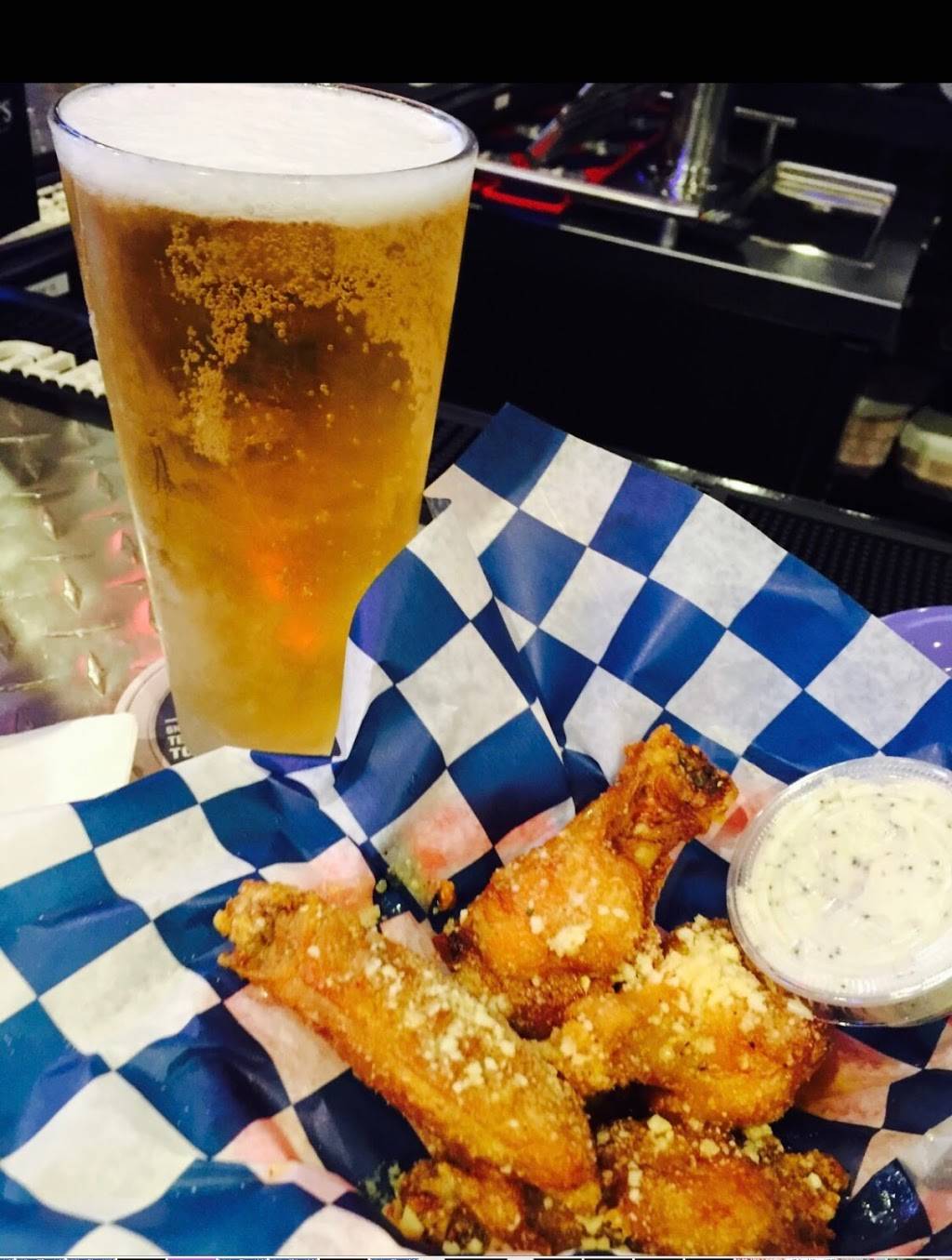 DJs Famous Wings | restaurant | 874 Main St, Falmouth, MA 02540, USA | 5084579464 OR +1 508-457-9464