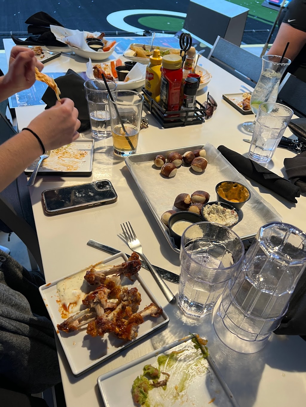 Luxe Golf Bays | restaurant | 7065 S Ballpark Dr, Franklin, WI 53132, USA | 4149086363 OR +1 414-908-6363