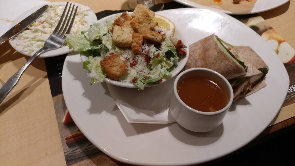 Rôtisserie St-Hubert | restaurant | 665 32e Avenue, Lachine, QC H8T 3G6, Canada | 5143855555 OR +1 514-385-5555