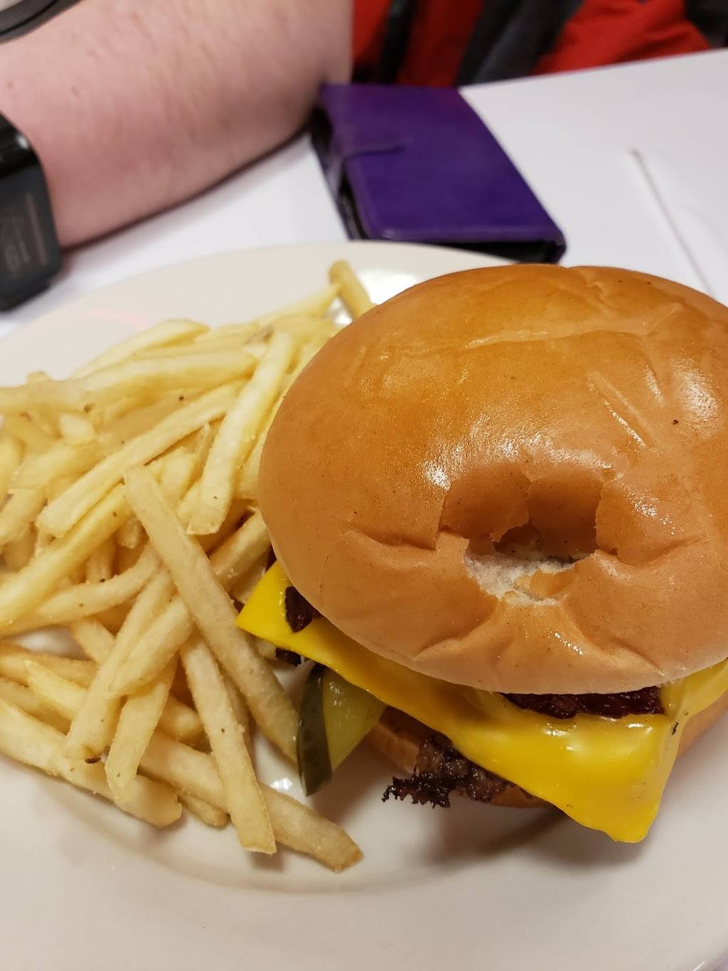 Steak n Shake | restaurant | 9401 Vista Way, Garfield Heights, OH 44125, USA | 2165875291 OR +1 216-587-5291