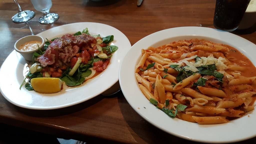 Francescos | restaurant | 29 John St, Babylon, NY 11702, USA | 6315871340 OR +1 631-587-1340