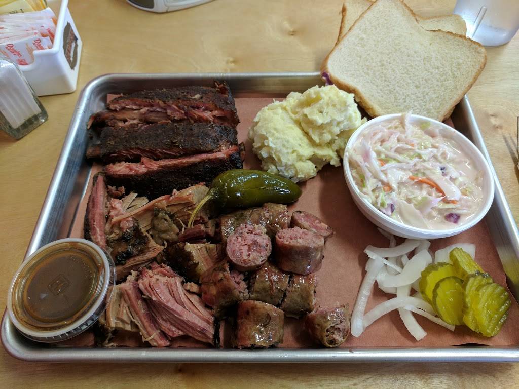 Two Sawers BBQ | restaurant | 656 10th St, Floresville, TX 78114, USA | 2107874686 OR +1 210-787-4686