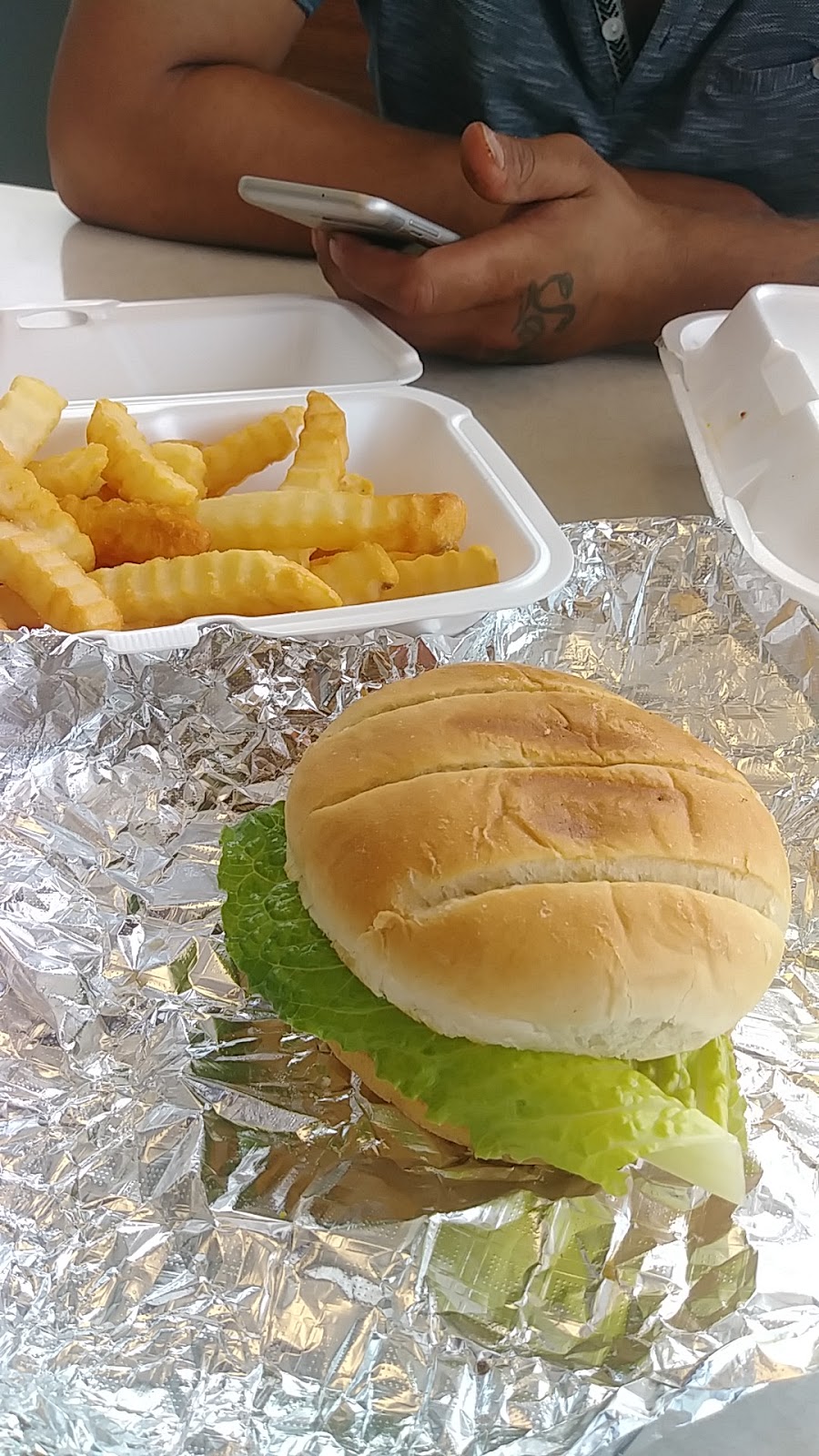 Momos Wings and Things | restaurant | 2662 SpringHill Ave, Mobile, AL 36607, USA | 2514089938 OR +1 251-408-9938