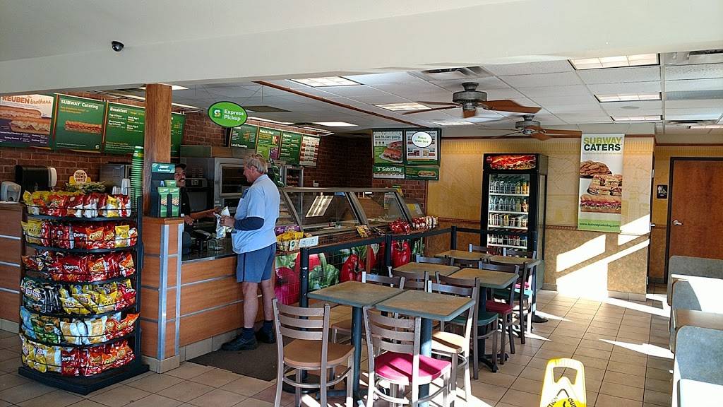 Subway | meal takeaway | 4696 S Broadway, Englewood, CO 80113, USA | 3037615050 OR +1 303-761-5050