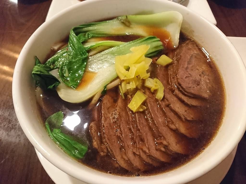 Young Chow Restaurant | restaurant | 420 23rd St S, Arlington, VA 22202, USA | 7038922566 OR +1 703-892-2566