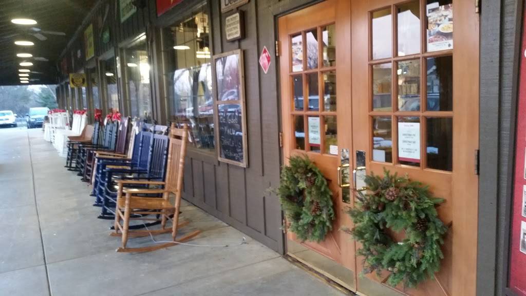 Cracker Barrel Old Country Store | restaurant | 10801 Battleview Pkwy, Manassas, VA 20109, USA | 7033694641 OR +1 703-369-4641