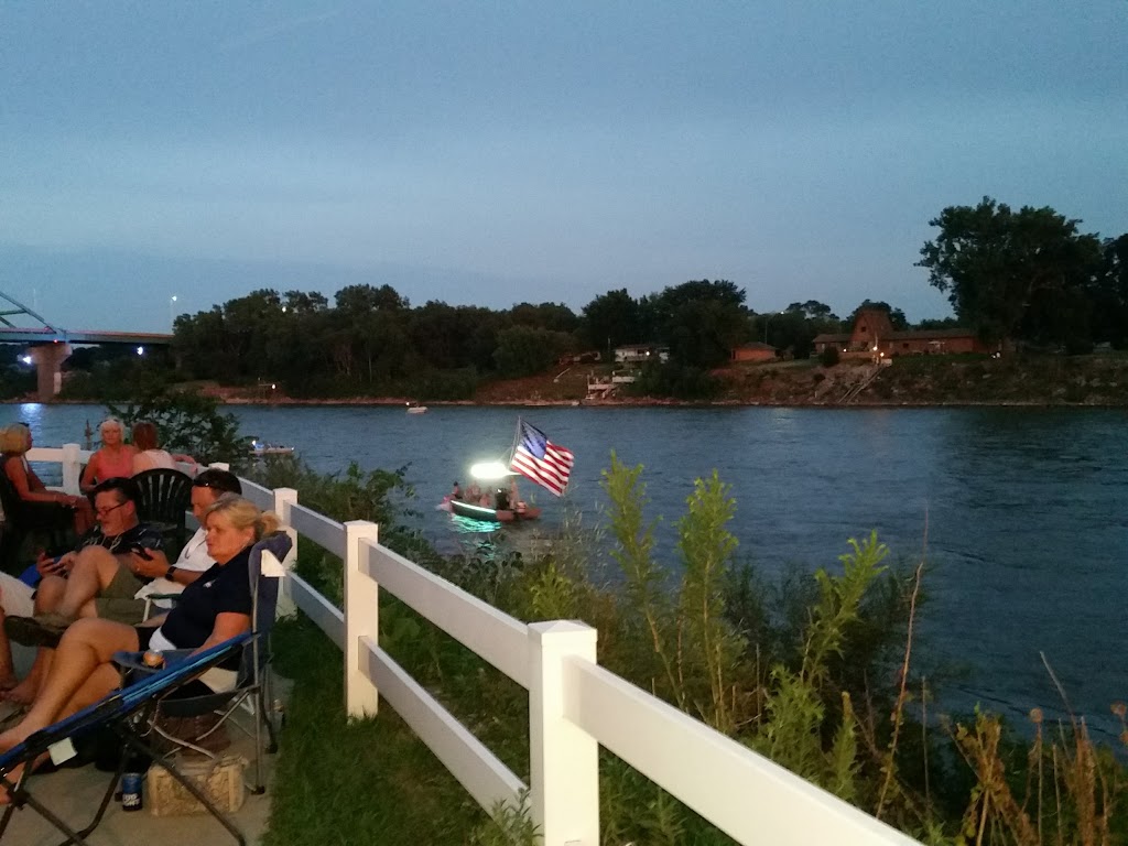 Jollys on the River | restaurant | 1100 Larsen Park Rd, Sioux City, IA 51103, USA | 7122242626 OR +1 712-224-2626