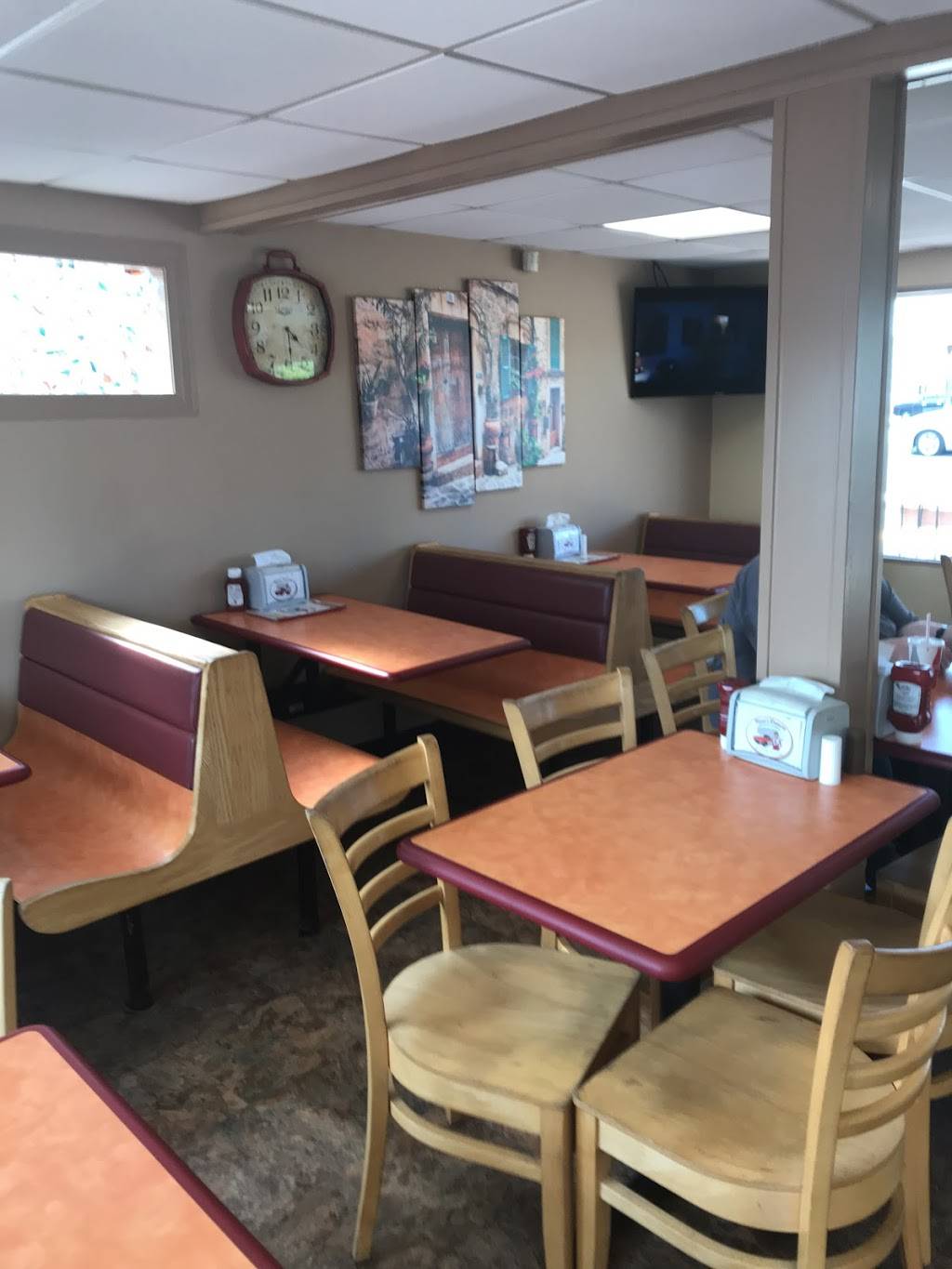 Vassis Drive-In | restaurant | 1666 Main St, Hellertown, PA 18055, USA | 6108381877 OR +1 610-838-1877