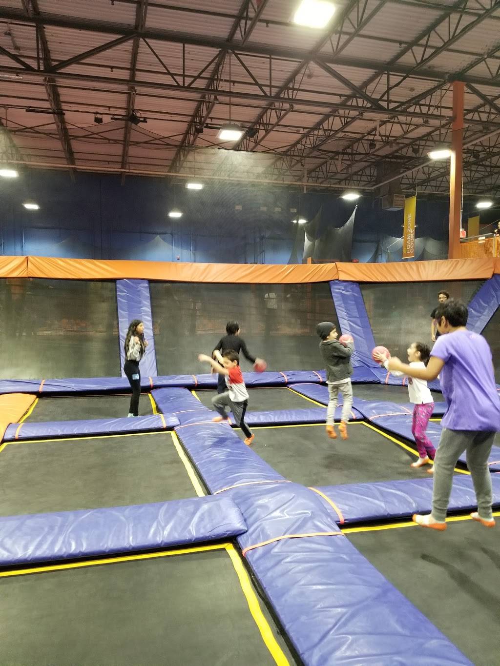 Sky Zone Trampoline Park | restaurant | 325 W Lake St Ste A, Elmhurst, IL 60126, USA | 6304788339 OR +1 630-478-8339