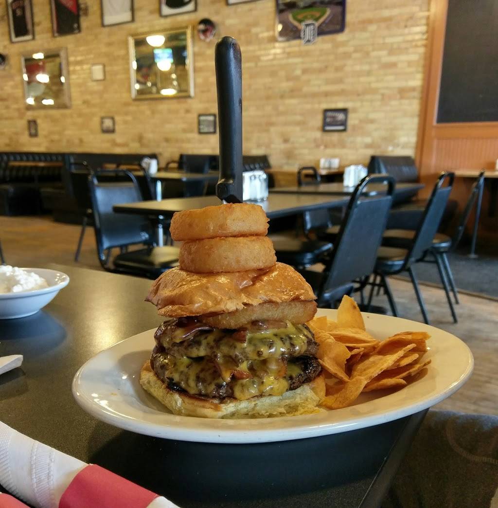 Sunnys Sports Bar & Grill | restaurant | 122 W Upton Ave, Reed City, MI 49677, USA | 2318323004 OR +1 231-832-3004