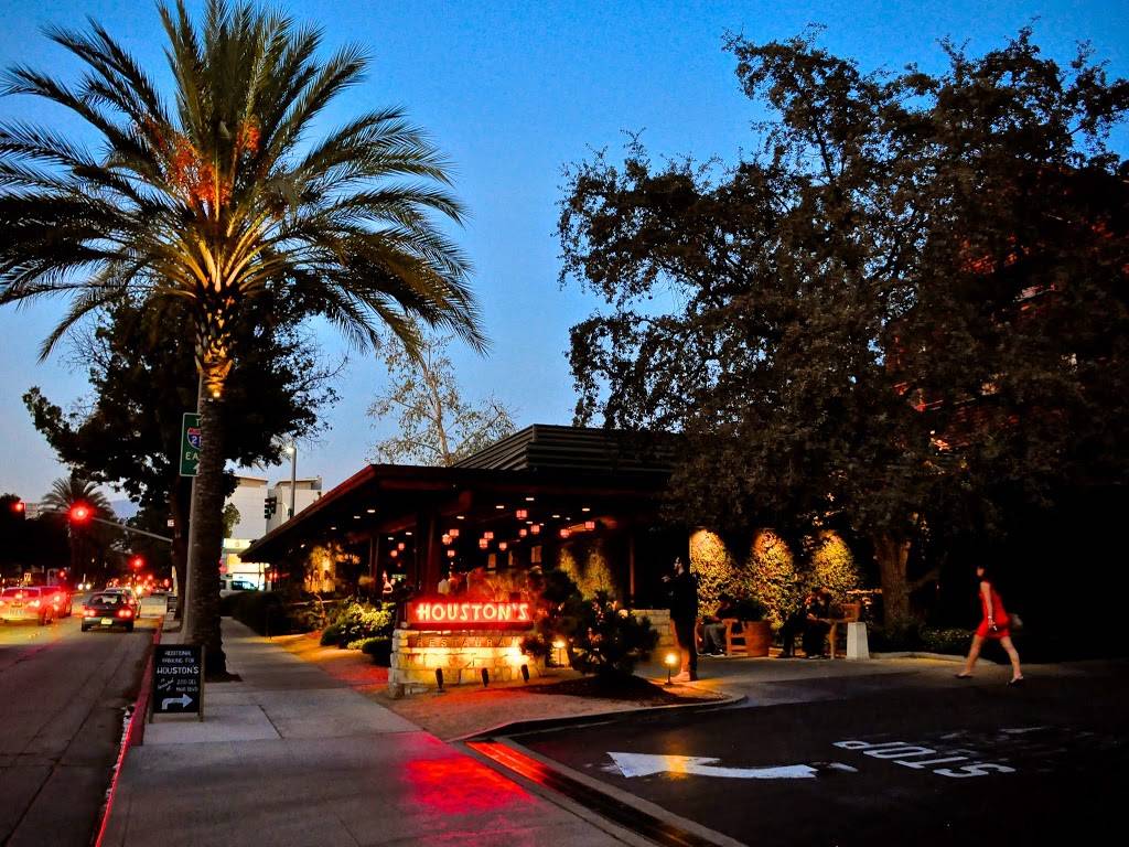 Houstons | restaurant | 320 S Arroyo Pkwy, Pasadena, CA 91105, USA | 6265776001 OR +1 626-577-6001