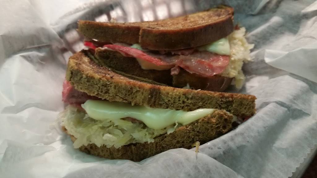 Hafners Tavern & Liquor Store | restaurant | 2805 Avenue of the Cities, Moline, IL 61265, USA | 3097628451 OR +1 309-762-8451