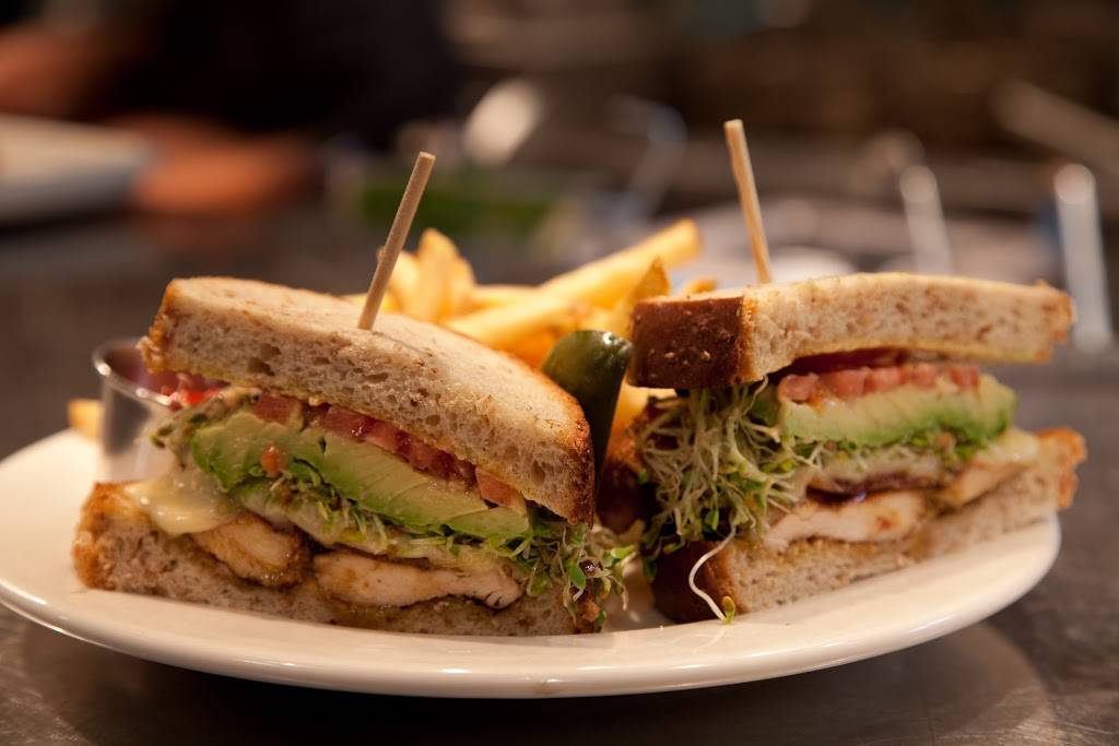 Charlestons Restaurant | restaurant | 3409 S Broadway #400, Edmond, OK 73013, USA | 4054784949 OR +1 405-478-4949