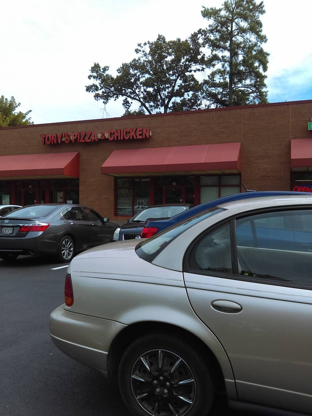 Tonys Pizza & Chicken | restaurant | 34 Smallwood Village Center, Waldorf, MD 20602, USA | 2402223328 OR +1 240-222-3328