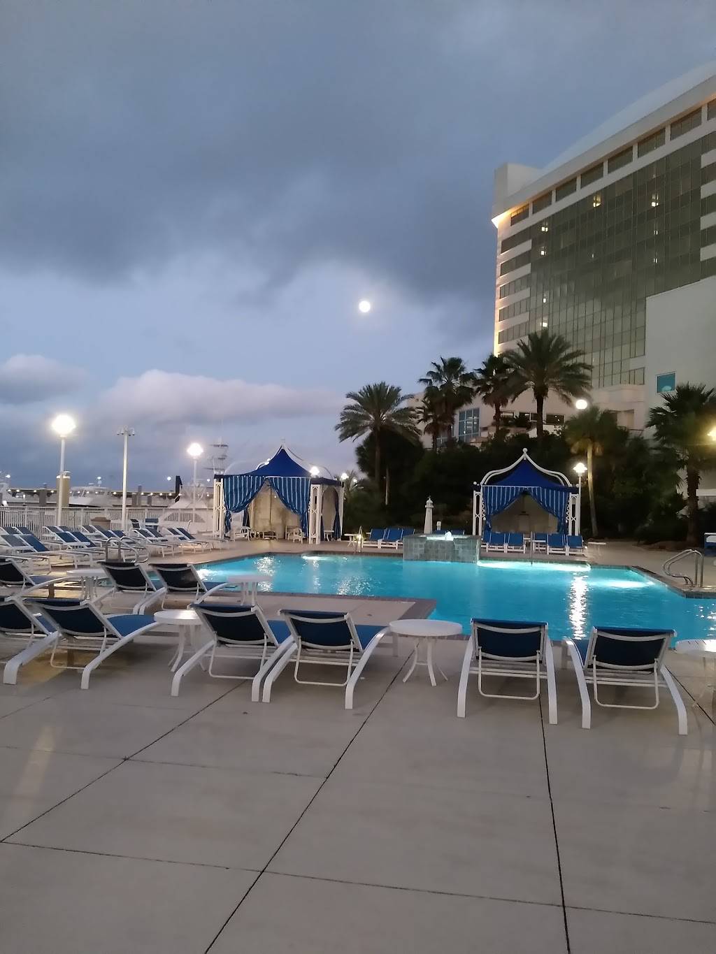 Wahoos Poolside Bar & Grill | restaurant | 4744, 158 Howard Ave, Biloxi, MS 39530, USA | 8007252239 OR +1 800-725-2239