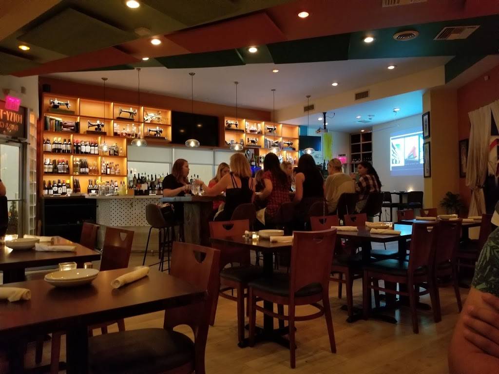 Hotsy-Totsy Bar & Grill and the sidecar speakeasy | restaurant | 2032 Harrison St, Hollywood, FL 33020, USA | 9545442383 OR +1 954-544-2383