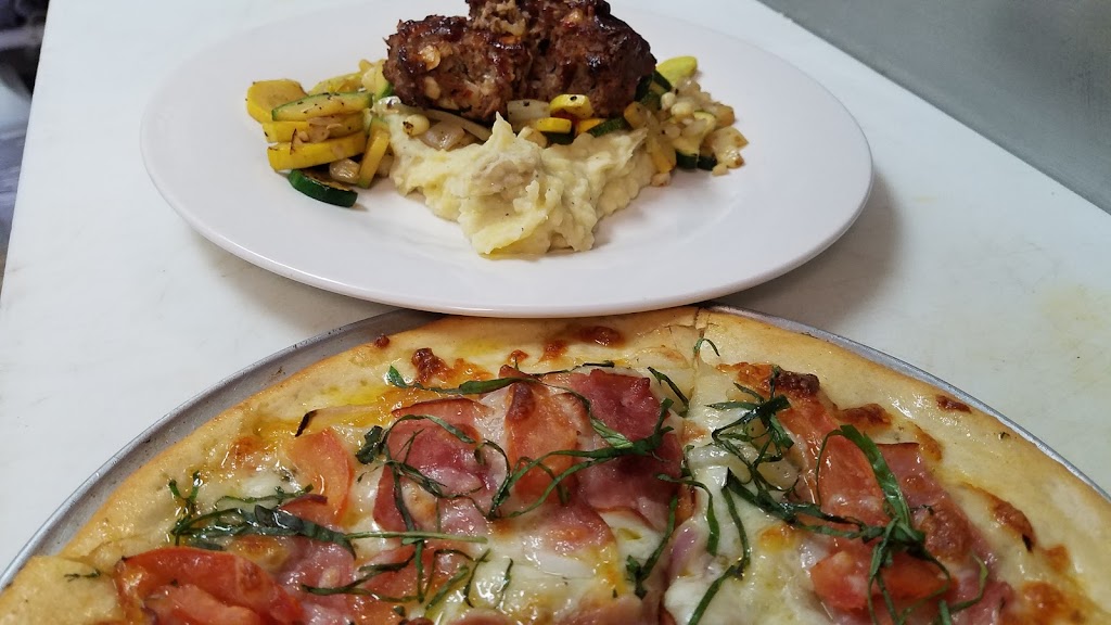 Sandis Hideaway | restaurant | 1896 Silver Lake Blvd, White Mountain Lakes Estates, AZ 85912, USA | 9285327499 OR +1 928-532-7499