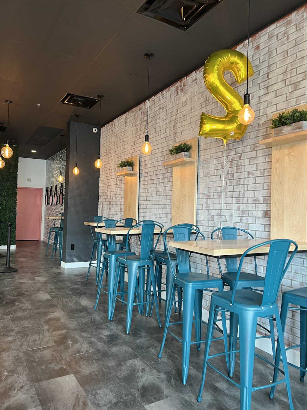 Somos Handcrafted Arepas | restaurant | 702 Bridgeport Ave, Shelton, CT 06484, USA | 2035138775 OR +1 203-513-8775