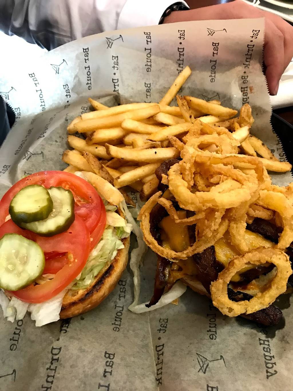 Bar Louie - The Promenade Bolingbrook | night club | 619 E Boughton Rd #A, Bolingbrook, IL 60440, USA | 6304107100 OR +1 630-410-7100