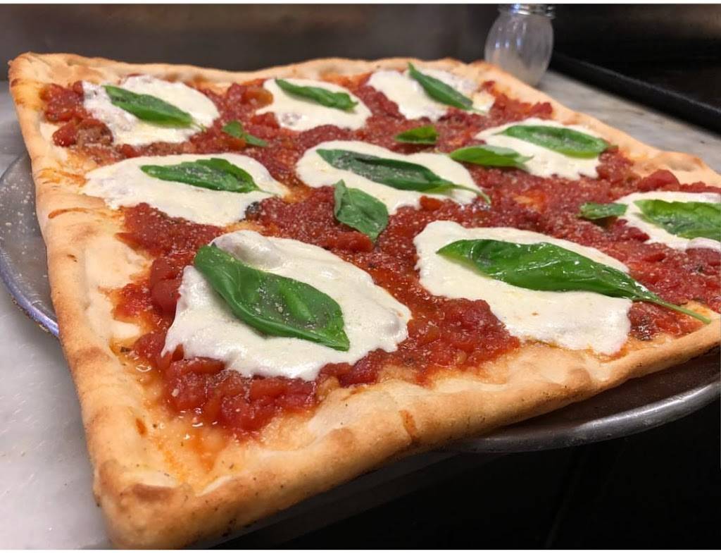 Luigis Sports Bar & Pizzeria | restaurant | 411 S Main St, Breckenridge, CO 80424, USA | 9707713122 OR +1 970-771-3122