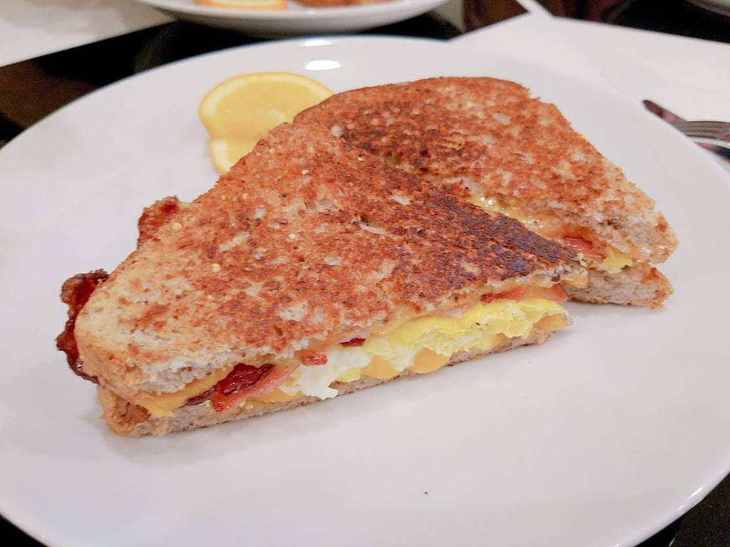 Colins Corner Cafe | restaurant | 138 W 3rd St, Harbor Springs, MI 49740, USA | 2314126061 OR +1 231-412-6061