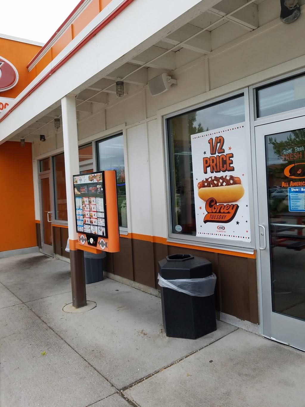 A&W Restaurant | restaurant | 1196 Westowne Dr, Neenah, WI 54956, USA | 9207516847 OR +1 920-751-6847