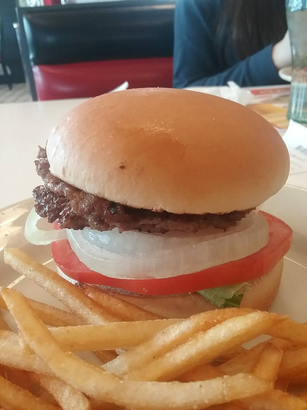 Steak n Shake | restaurant | 2288 N Park Dr, Holland, MI 49424, USA | 6163959627 OR +1 616-395-9627