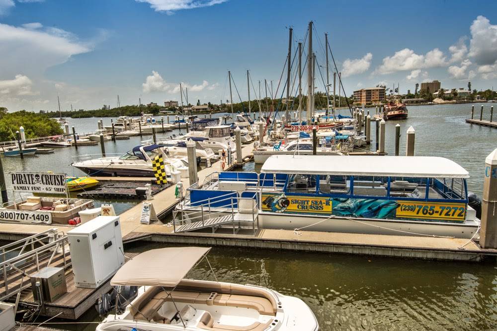 Salty Sams Waterfront Adventures | restaurant | 2500 Main St, Fort Myers Beach, FL 33931, USA | 2394637333 OR +1 239-463-7333