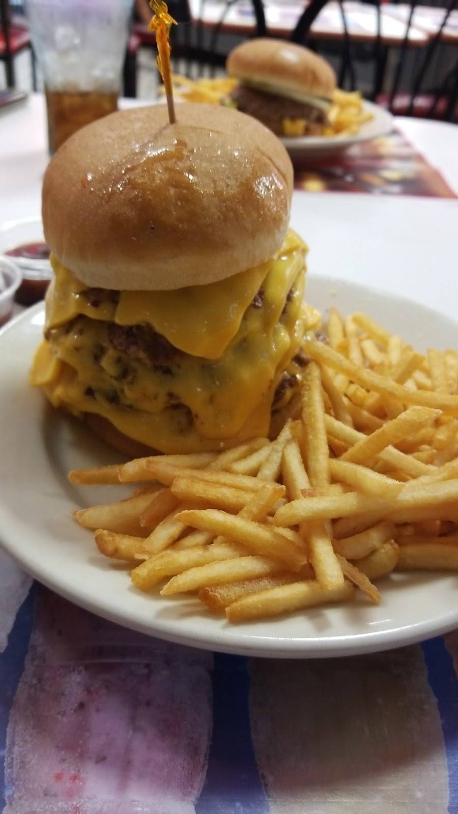 Steak n Shake | restaurant | 40 Town Center Cir, Sanford, FL 32771, USA | 4073288300 OR +1 407-328-8300