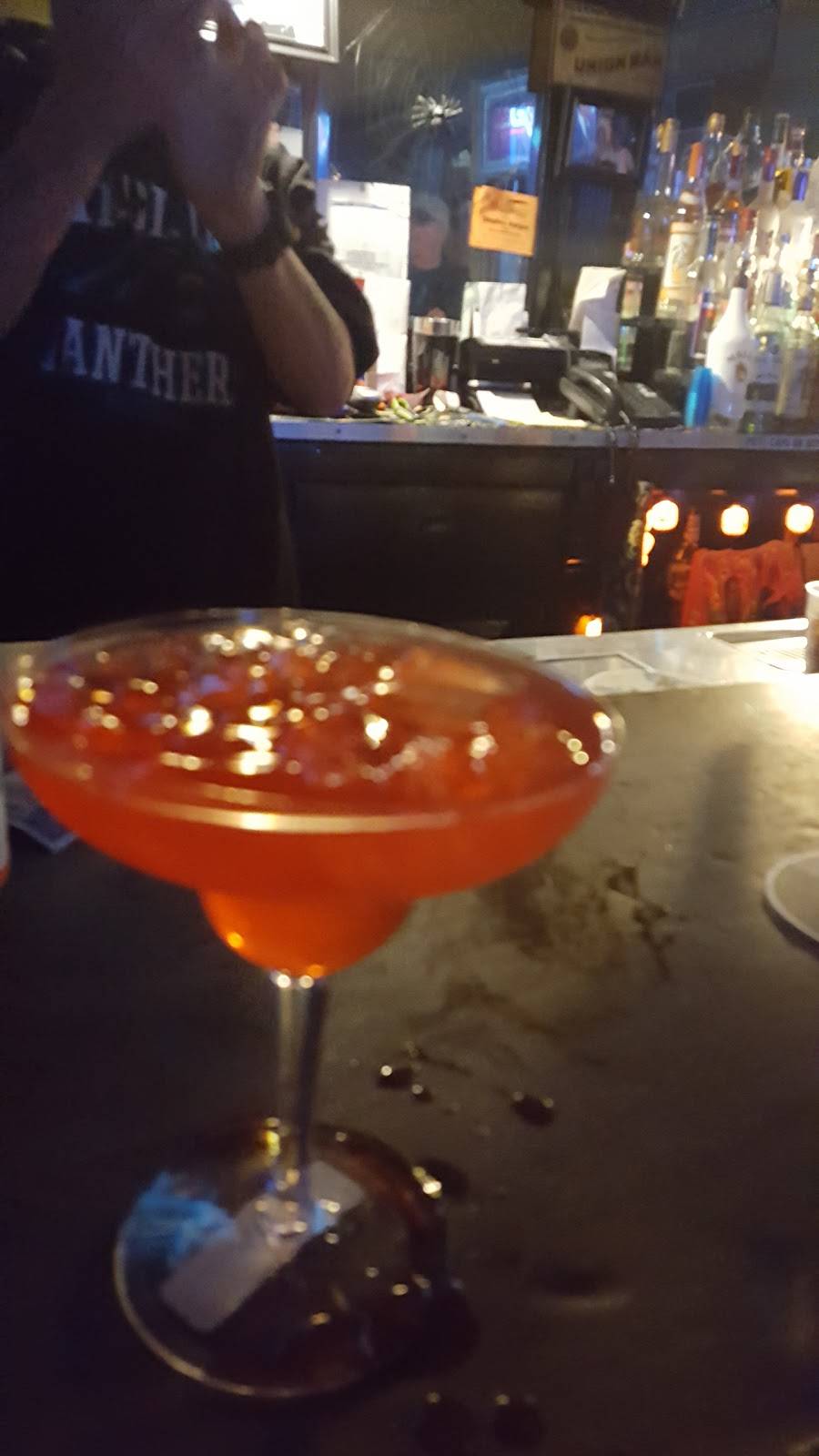 Burtons Restaurant | restaurant | 202 Wood St, West Haven, CT 06516, USA | 2039339929 OR +1 203-933-9929