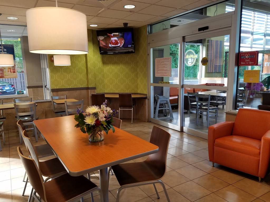 McDonalds | cafe | 665 IL-83, Mundelein, IL 60060, USA | 8479497007 OR +1 847-949-7007